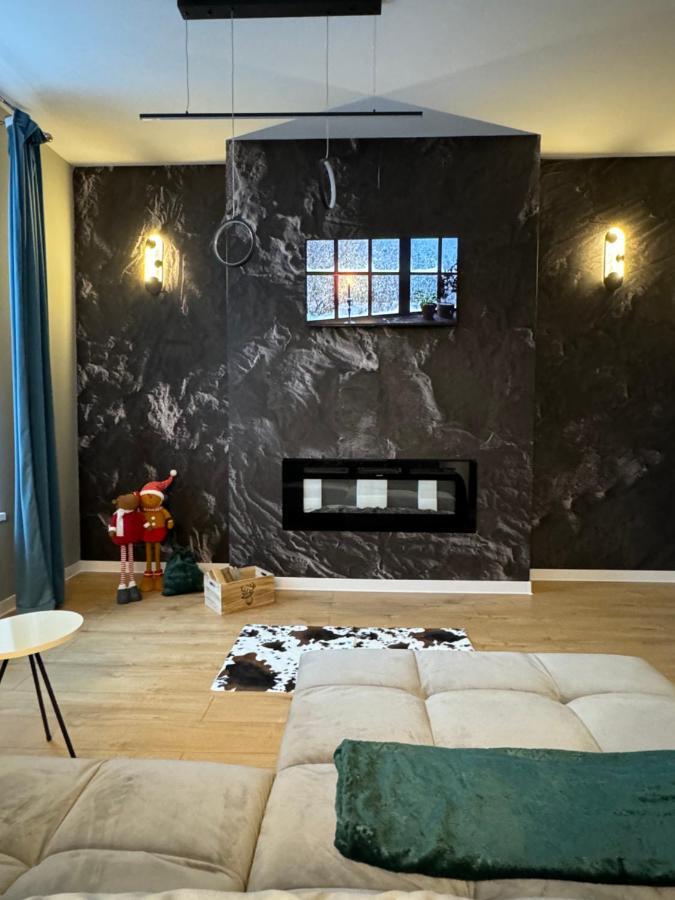 Lv Luxury Apart - One Minute Away From Train Station Predeal Exterior foto
